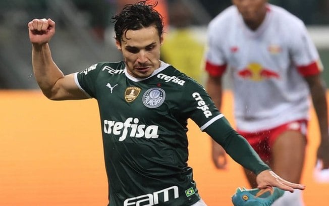 Com um gol em nove jogos, Raphael Veiga cai de rendimento no Palmeiras após lesão e pênaltis perdidos