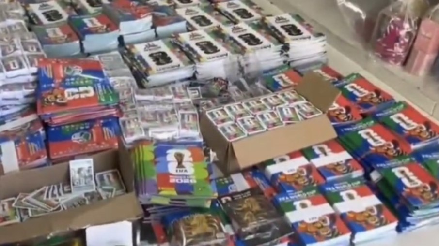 Mais de 85 mil álbuns e figurinhas da Copa do Mundo foram recolhidos Mais de 85 mil álbuns e figurinhas da Copa do Mundo foram recolhidos
