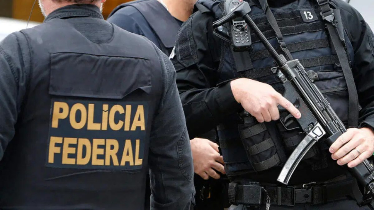 Colecionador teve todo o seu arsenal roubado por falsos policiais federais Colecionador teve todo o seu arsenal roubado por falsos policiais federais