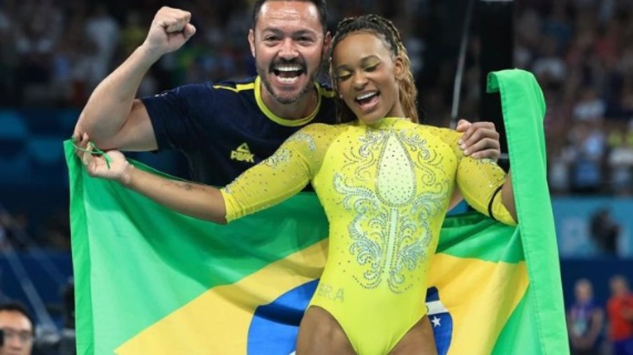 Chico ao lado de Rebeca Andrade após conquista do ouro 