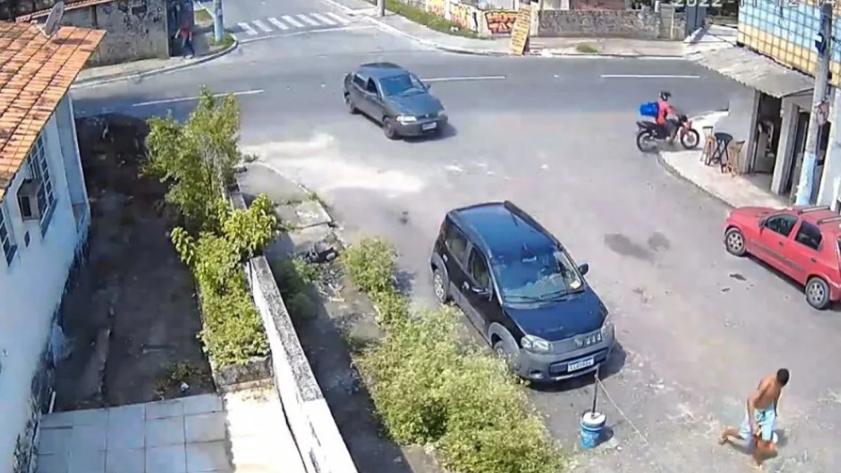 Momento em que o motociclista invade padaria e acerta uma mesa dentro do estabelecimento