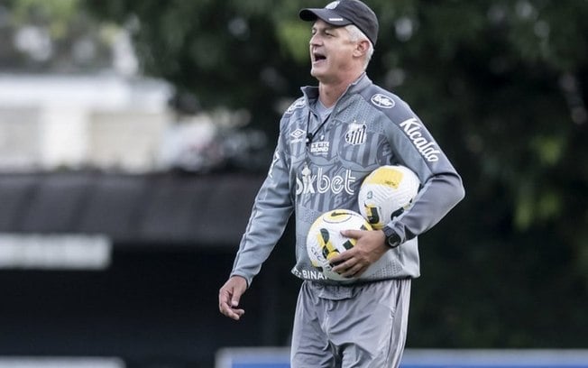 De olho no Goiás, Lisca comanda treino do Santos na Vila Belmiro