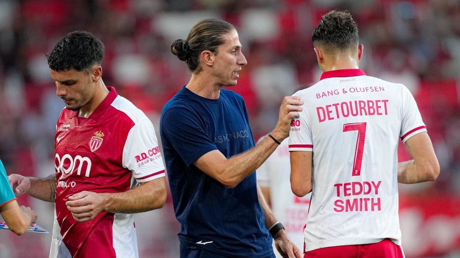 Filipe Luís orienta os jogadores do Mônaco durante partida Filipe Luís orienta os jogadores do Mônaco durante partida