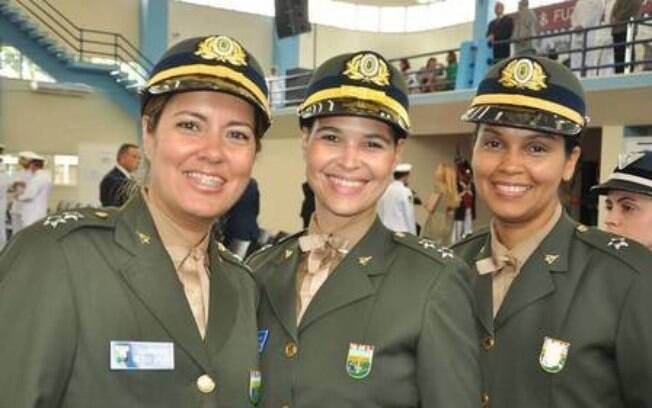Paula Mourão (primeira da esquerda) fez carreira militar depois de se formar em direito e só largou o Exército depois de se casar com o novo vice-presidente do Brasil