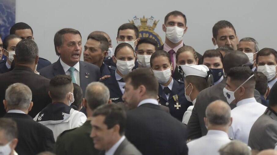 Presidente Jair Bolsonaro pede para que militares tirem máscara para foto