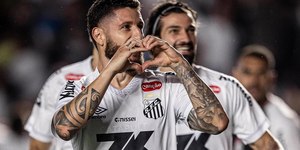 Ex-Palmeiras rebate torcida do Santos e ironiza salário no clube