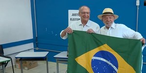 Lula vota e diz estar confiante na vitória