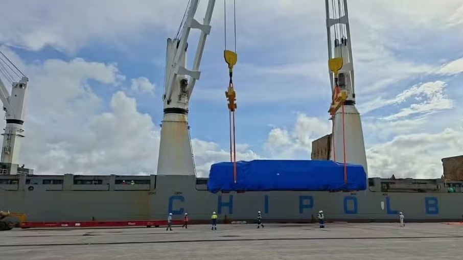 Veículos vindos da China chegando no porto de Santos