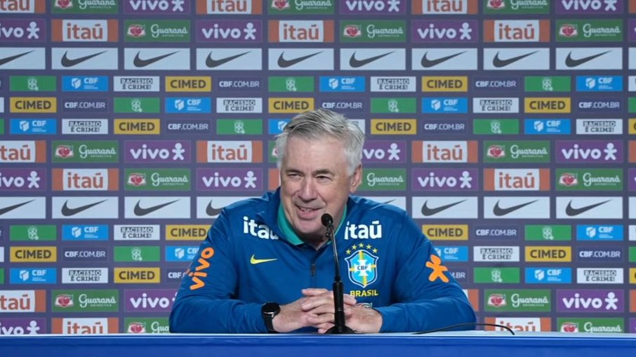 Carlo Ancelotti sorri durante entrevista nesta segunda (8), antes de Bolívia x Brasil