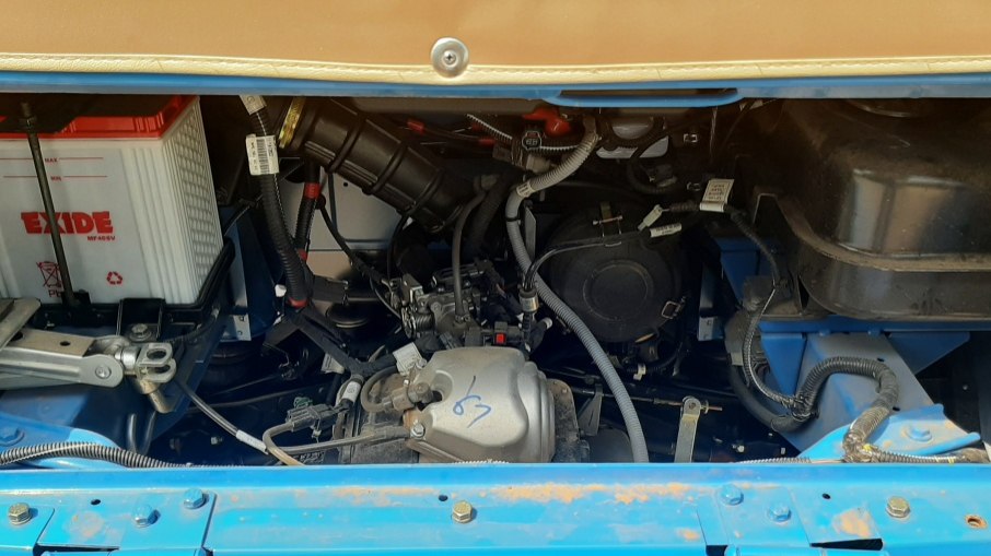 O motor do Piaggio Ape Passenger é monocilíndrico refrigerado a ar