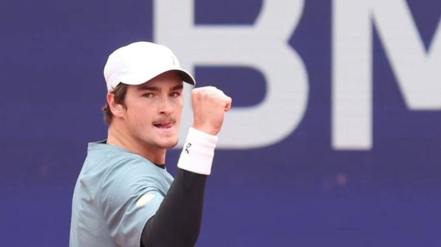 João Fonseca tenta passar por Dino Prizmic em Roland Garros João Fonseca tenta passar por Dino Prizmic em Roland Garros