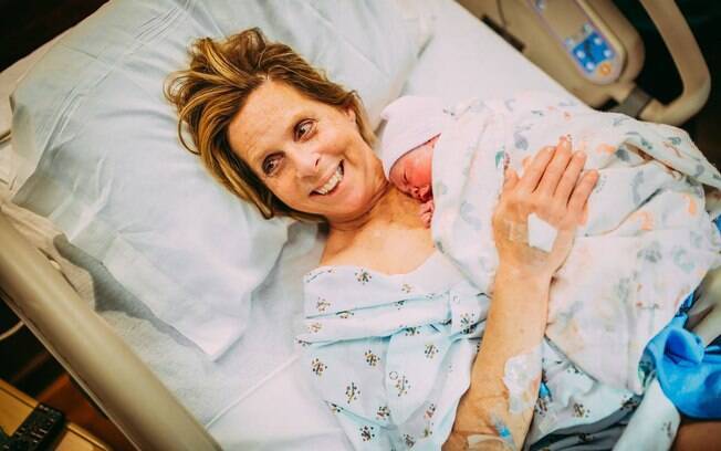 Cecile Eledge, que foi barriga de aluguel para seu filho, logo após dar à luz sua netinha