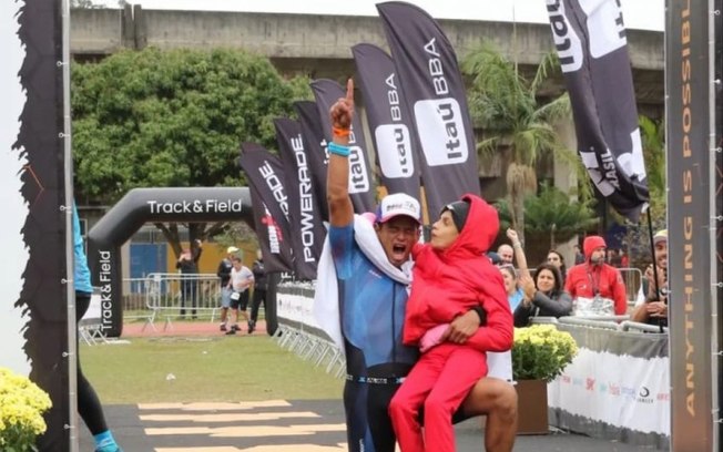 Emocionante: Triatleta finaliza meio ironman levando filha com deficiência durante todo o trajeto