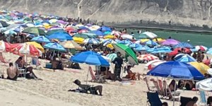 Homem quebra caixa de som após se irritar com funk alto em praia