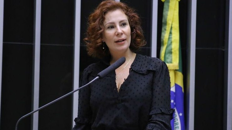 Moraes ordena prisão definitiva de Carla Zambelli e notifica Câmara sobre perda de mandato