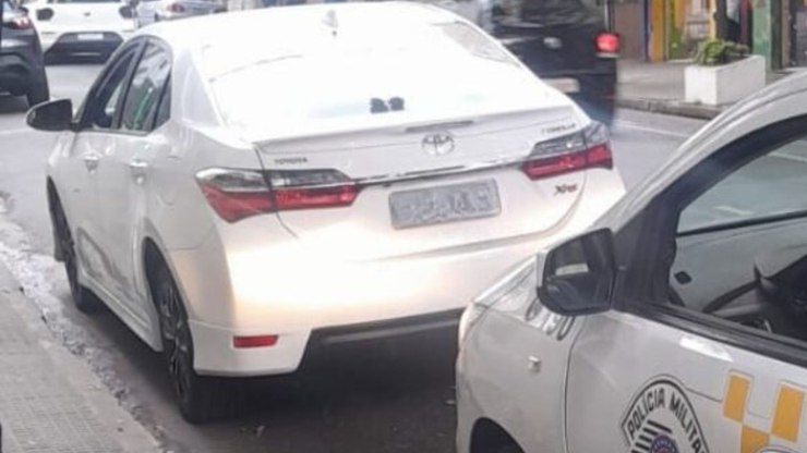 Toyota Corolla com quase R$ 600 mil em multas é apreendido