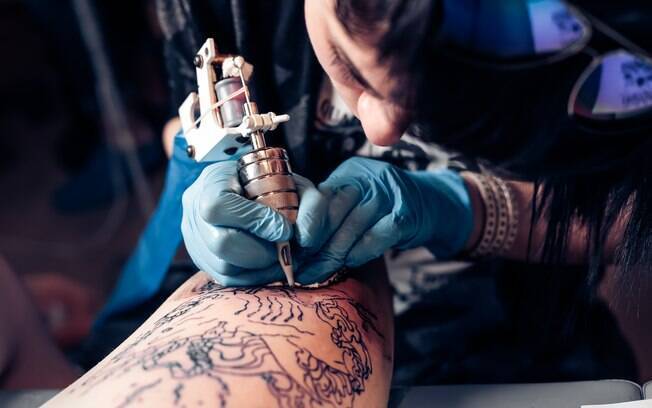Apesar de a empresa garantir que a tatuagem com cinzas é segura, o Ministério da Saúde do Canadá não recomenda 