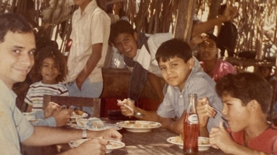 O jovem sacerdote Robert Francis Prevost conheceu o povo peruano em 1985, como missionário O jovem sacerdote Robert Francis Prevost conheceu o povo peruano em 1985, como missionário