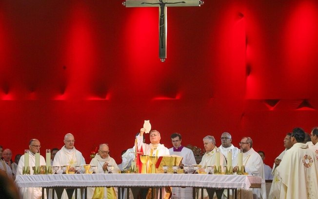 Missa e procissão encerram a celebração de Corpus Christi na Esplanada