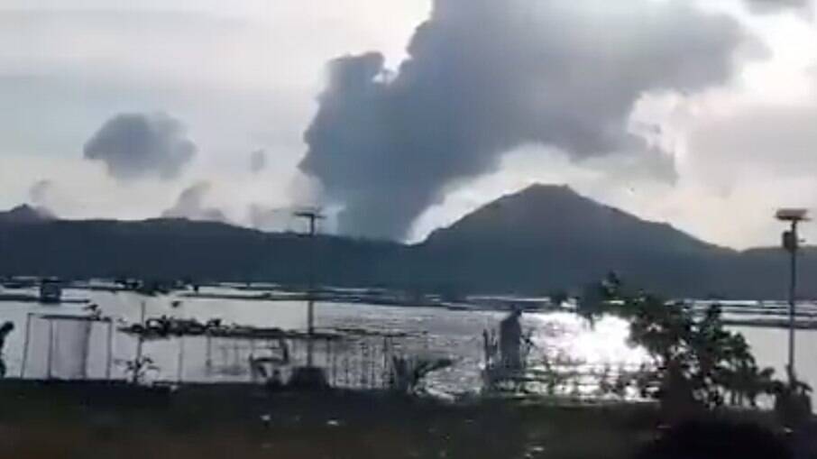 Vulcão nas Filipinas liberou coluna de fumaça que obrigou ao governo evacuar moradores