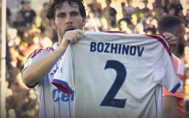 Rosen Bozhinov, do Pisa, caiu inconsciente no gramado no jogo contra o Juve Stabia