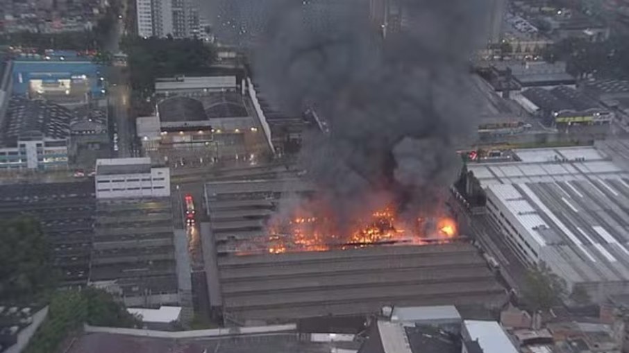 Mais de 20 equipes de bombeiros atuam no local Mais de 20 equipes de bombeiros atuam no local