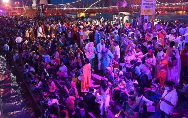 O festival religioso indiano que atrai multidões em meio a devastadora segunda onda da pandemia no país
