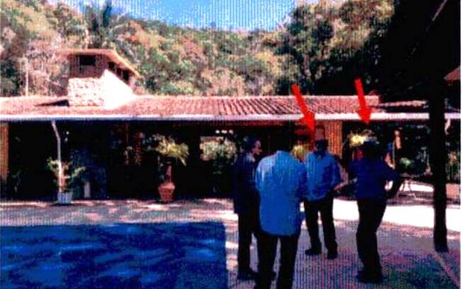 Documento da Pol&iacute;cia Federal mostra fotos de Lula com engenheiro Paulo Gordilho em churrasco 