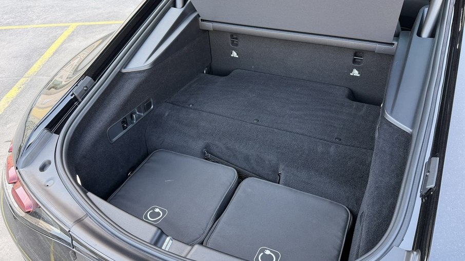 Porta-malas do AMG GT 63 preserva espaço utilizável mesmo com o sistema híbrido de alto desempenho