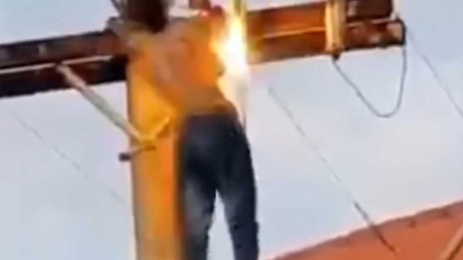 Homem embriagado sobe em poste, leva choque e cai de altura de cinco metros