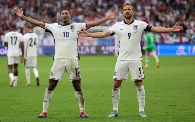 Jude Bellingham (esquerda) e Harry Kane (direita) comemoram o primeiro gol na vitória da Inglaterra de virada sobre a Eslováquia nas oitavas de final da Eurocopa em Gelsenkirchen (Alemanha), em 30 de junho de 2024