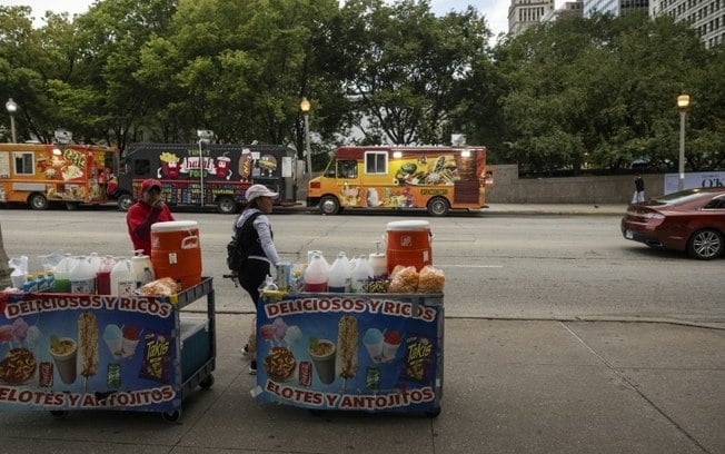 Imigrantes do Equador vendem mercadorias nas ruas de Chicago, Illinois, em 20 de agosto de 2024, durante a Convenção Nacional Democrata