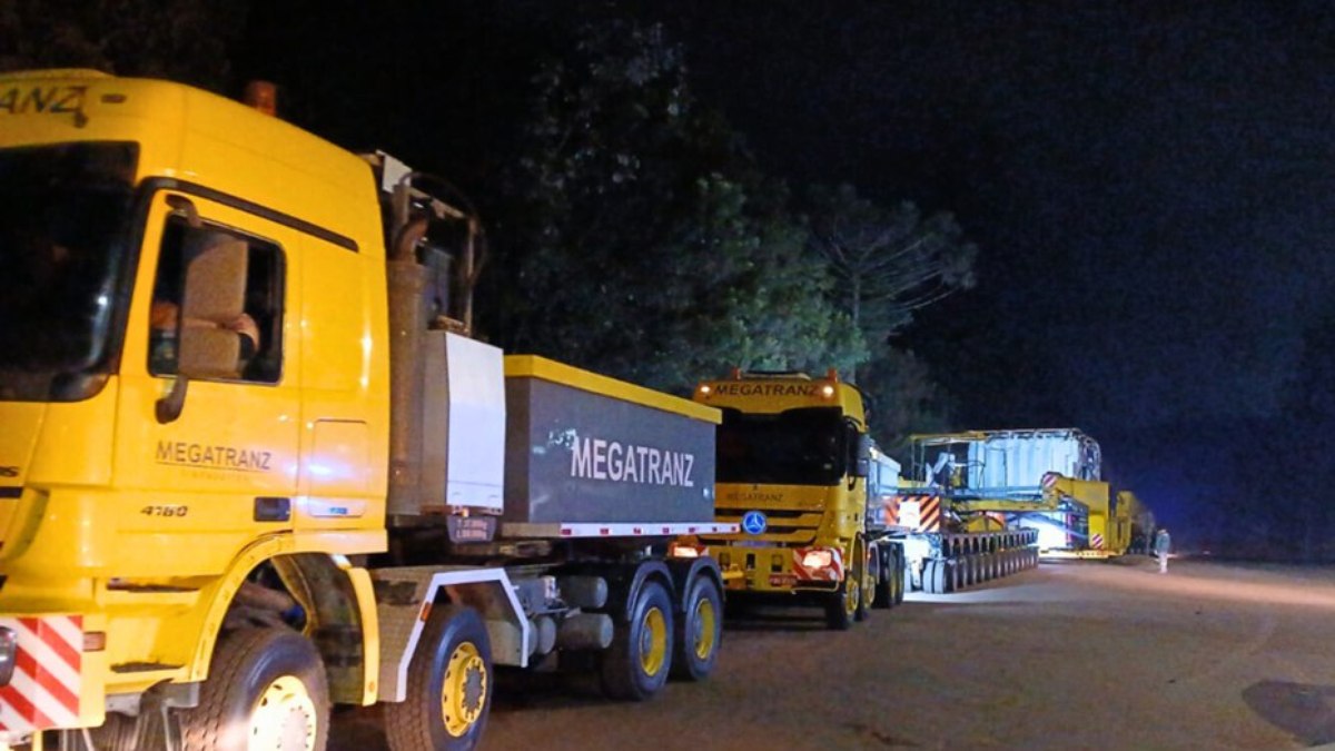 Carga gigante estaciona em cidade histórica antes de seguir viagem