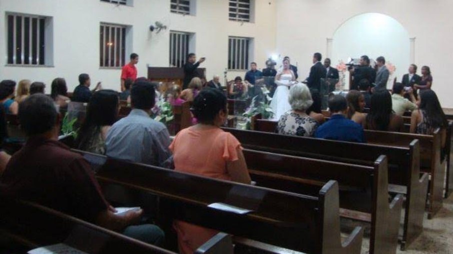 Dos 270 convidados para a cerimônia religiosa na igreja evangélica, cerca de 90 pessoas driblaram a violência e marcaram presença no enlace