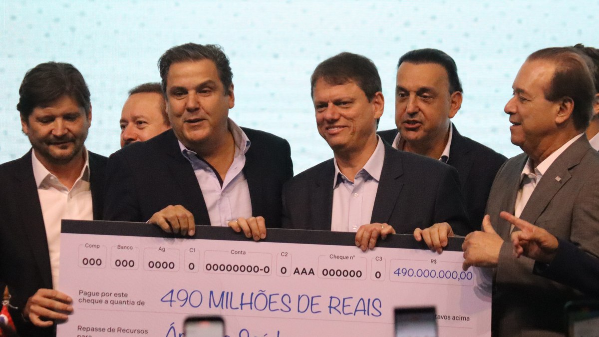 Tarcísio com Sérgio da Padaria entregando o cheque da área da saúde Tarcísio com Sérgio da Padaria entregando o cheque da área da saúde