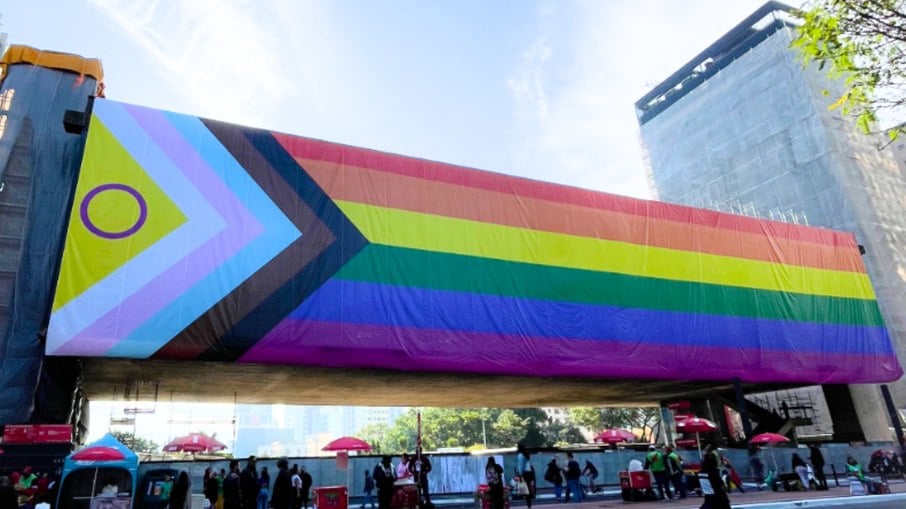 Conheça a nova bandeira LGBT+ e veja o significado das cores