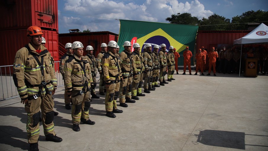 Bombeiros preparados para o treinamento Bombeiros preparados para o treinamento