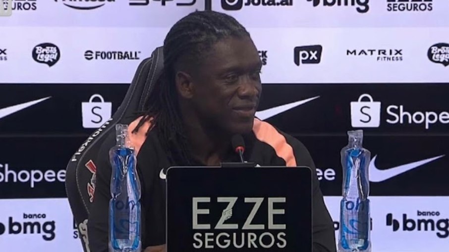 Clarence Seedorf foi apresentado pelo Corinthians