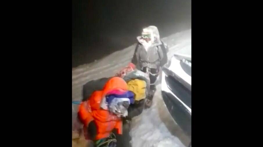 Equipe de resgate faz operação para encontrar alpinistas