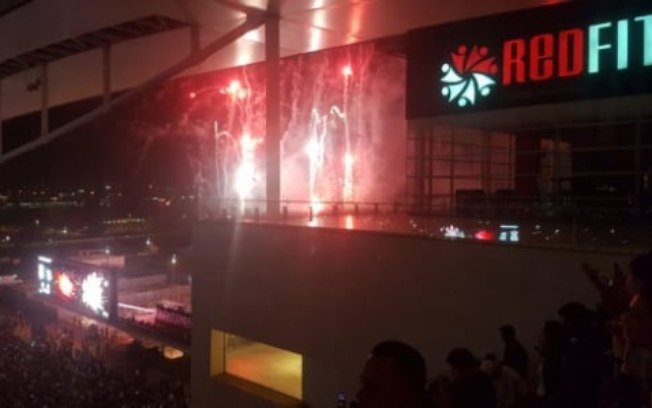 Com show de fogos, torcida do Corinthians joga junto em vitória pela Copa do Brasil