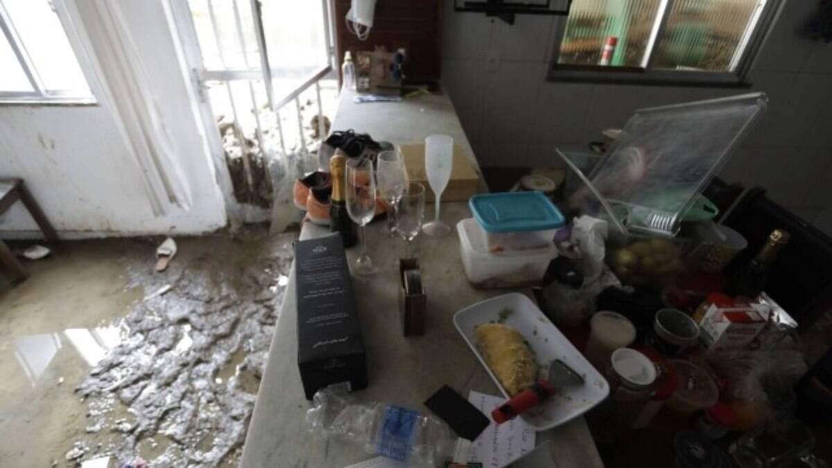 Alimentos e bebidas ainda intactos três dias depois de a casa ter sido invadida por uma enxurrada 