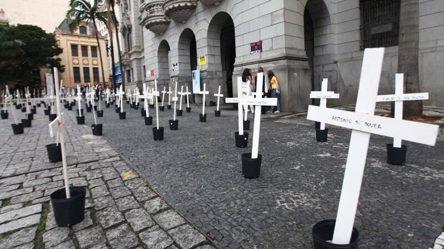 Alunos da alunos da Faculdade de Direit colocaram 111 cruzes em frente ao Largo São Francisco como homenagem aos mortos do massacre do Carandiru 