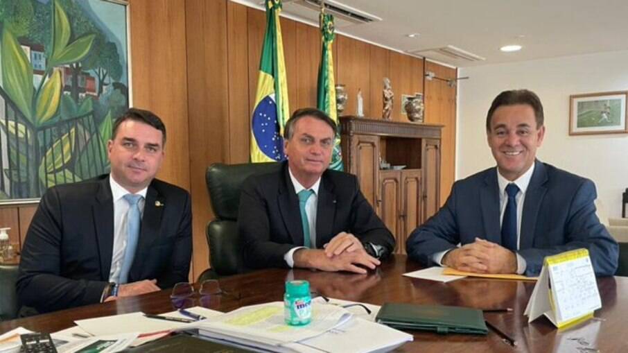 Flávio Bolsonaro, Jair Bolsonaro e Adilson Barroso