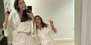 Deborah Secco lembra aniversário da filha em homenagem na web: 'Tudo para você e por você'