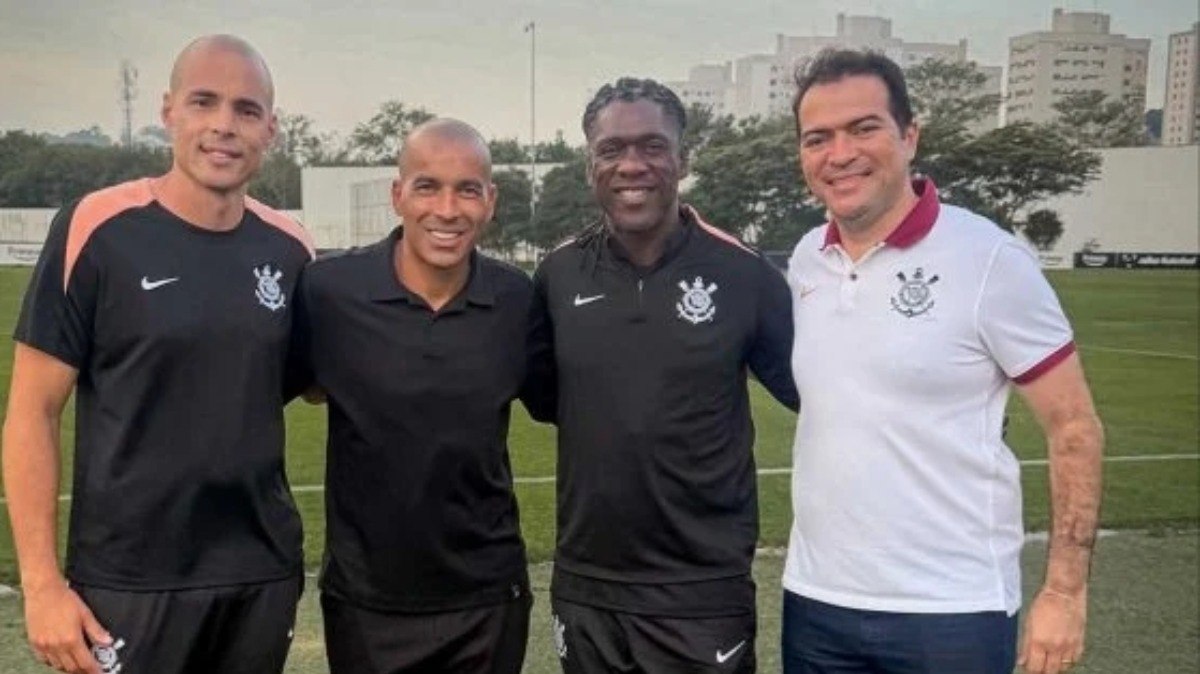 Emerson%20Sheik%20marca%20presen%C3%A7a%20em%20treino%20do%20Corinthians