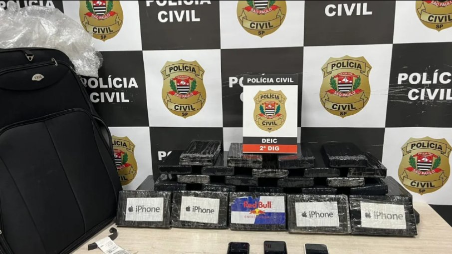 Trio foi preso no Aeroporto de Guarulhos (SP) com cocaína na mala