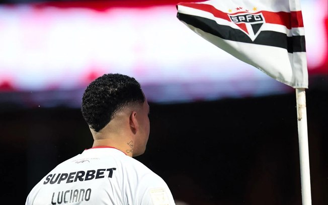 Luciano em campo pelo São Paulo Luciano em campo pelo São Paulo