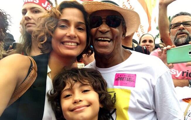 Camila Pitanga foi com o pai, Antônio Pitanga, em protesto pedindo a saída do Presidente e eleições diretas