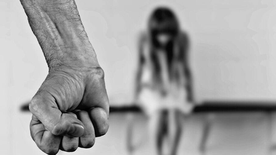 Menina de 12 anos engravida após ser estuprada pelo próprio padrasto