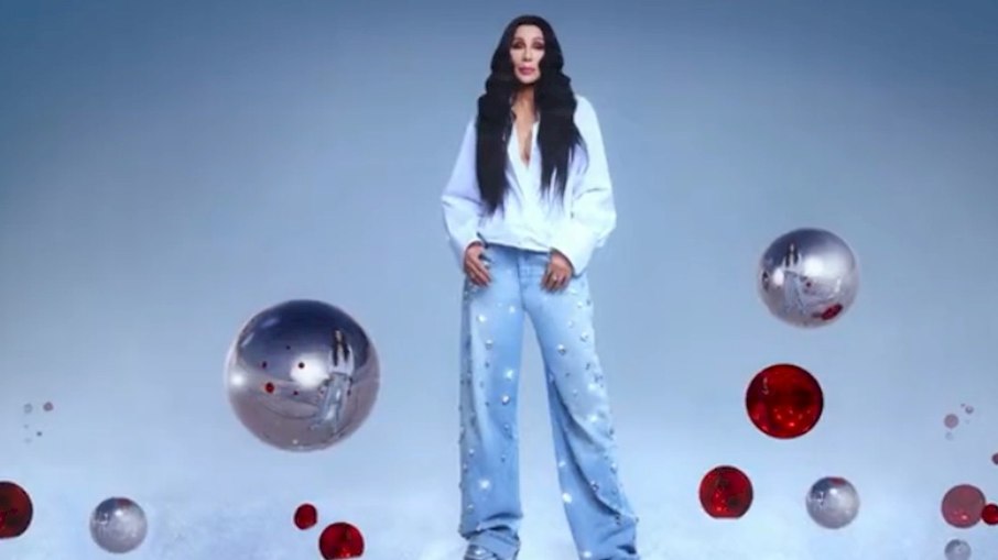 Cher reúne clássicos de Natal e astros da música no álbum 'Christmas'